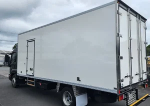 Camión de carga con carrocería en buen estado