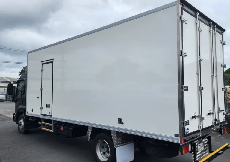 Camión de carga con carrocería en buen estado